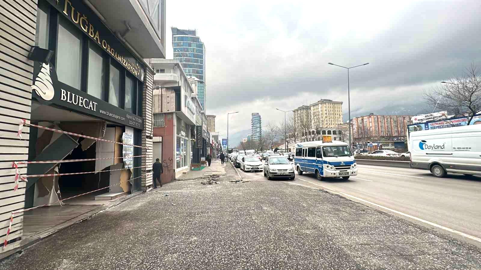 Bursa’da kontrolden çıkan otomobil dükkana girdi