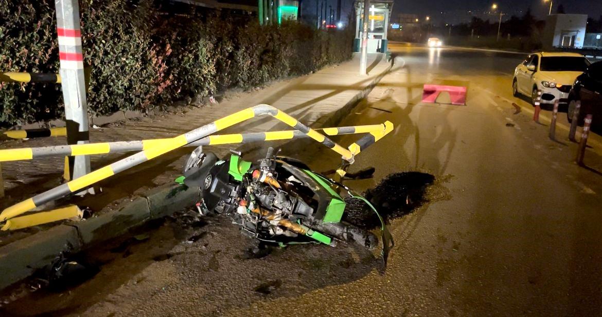 Bursa’da otomobilin çarptığı lüks motosiklet hurdaya döndü, sürücü yaralandı