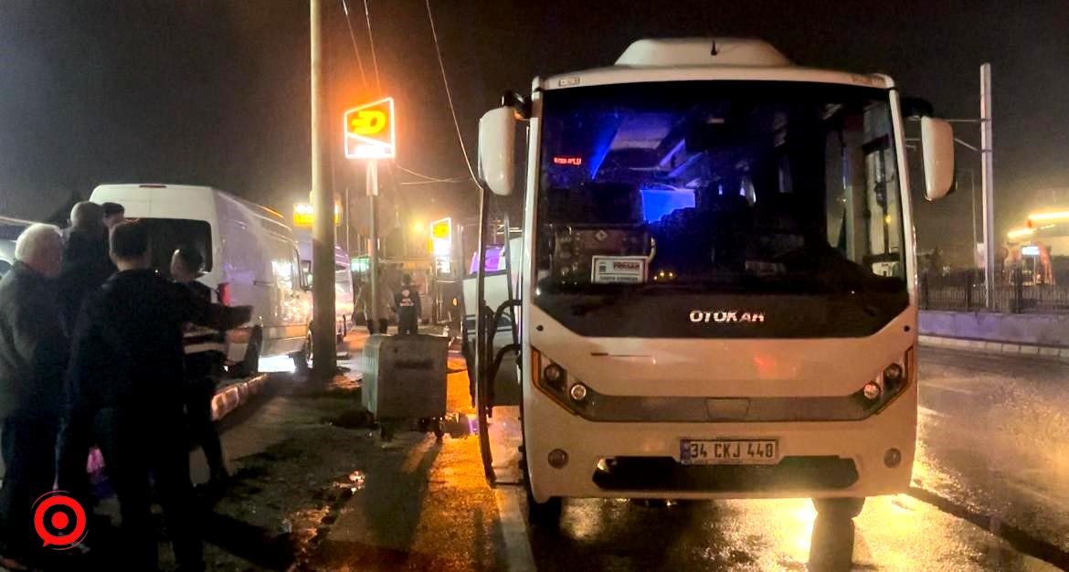 Bursa’da tur otobüsü aydınlatma direğine çarptı: 10 yaralı