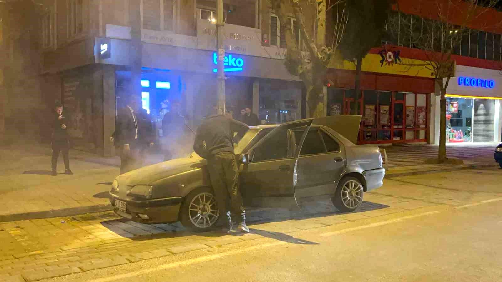 Bursa’da yanan aracı polis söndürdü