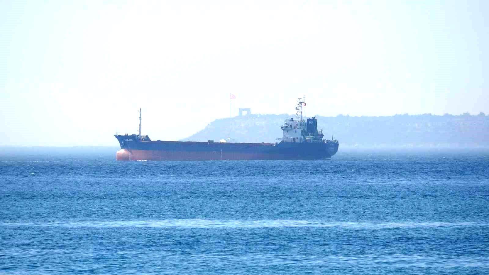 Çanakkale önlerinde boş yük gemisi dümen arızası yaptı