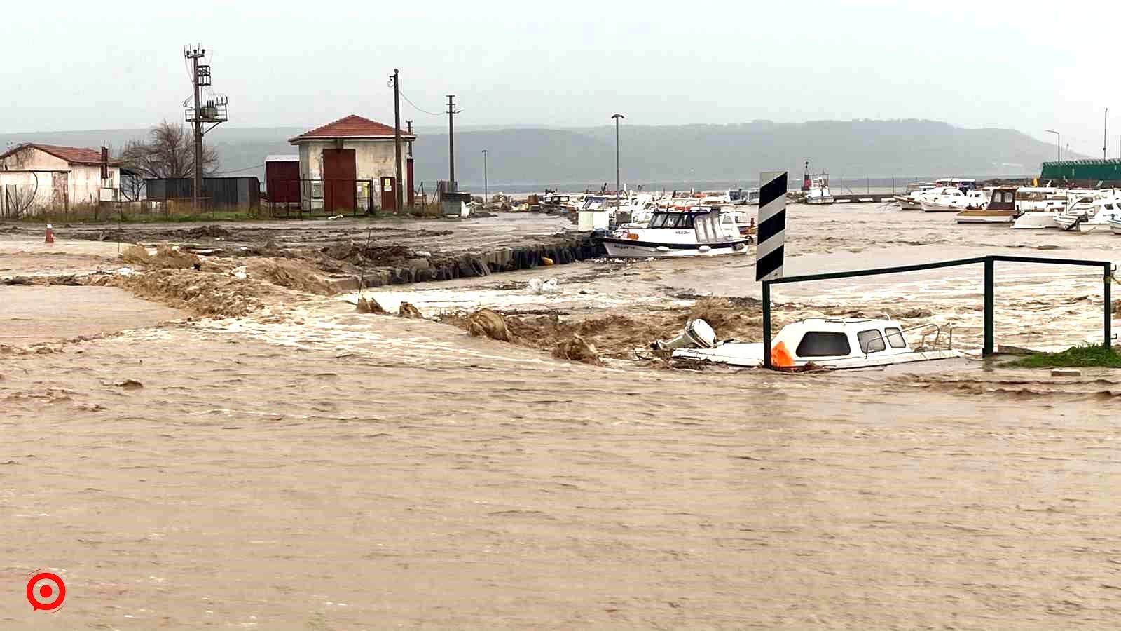 Çanakkale’de sağanak yağış nedeniyle Kepez çayı taştı