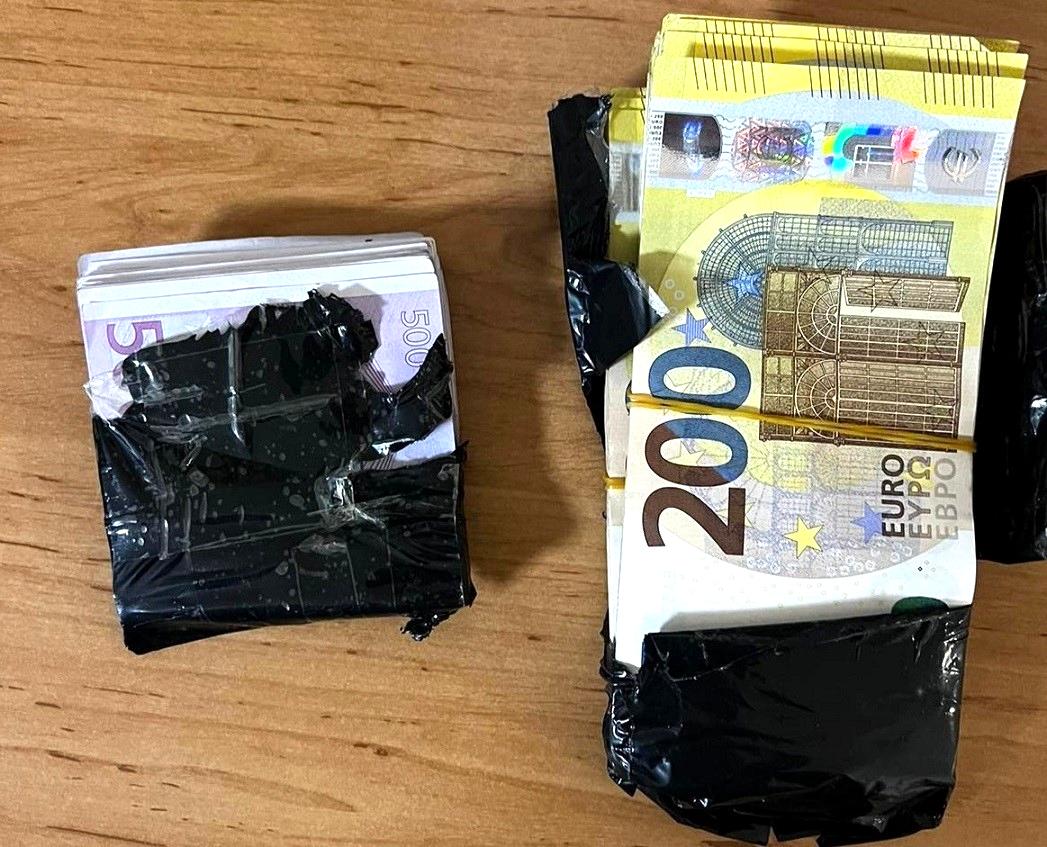 Ceketin cebine bantladığı 54 bin Euro gümrüğe takıldı