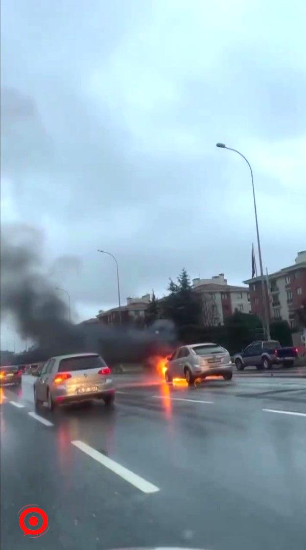 Çekmeköy’de seyir halindeki otomobil alev alev yandı