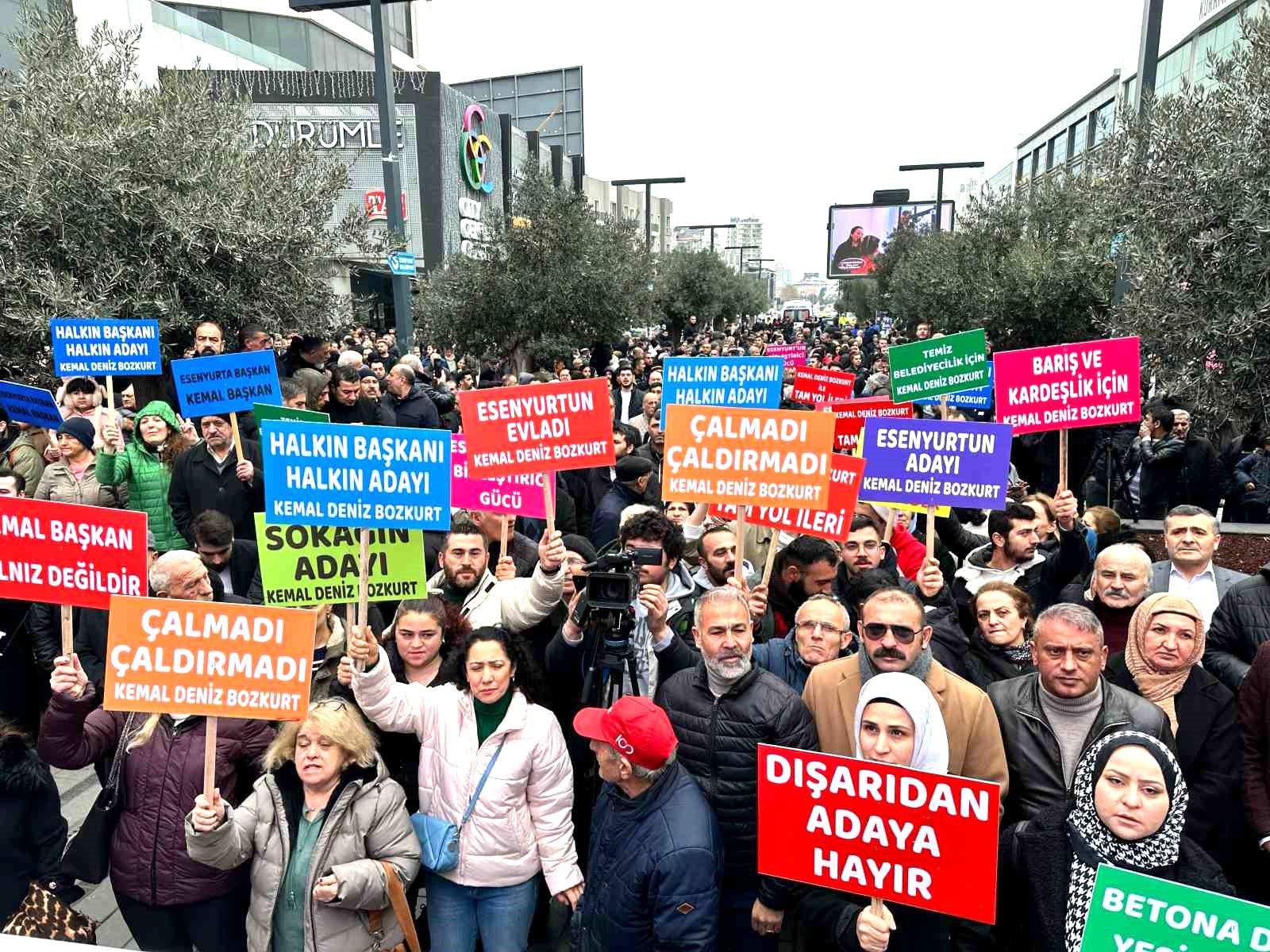 CHP’den yeniden aday gösterilmeyen Esenyurt Belediye Başkanı Bozkurt’a vatandaşlardan destek