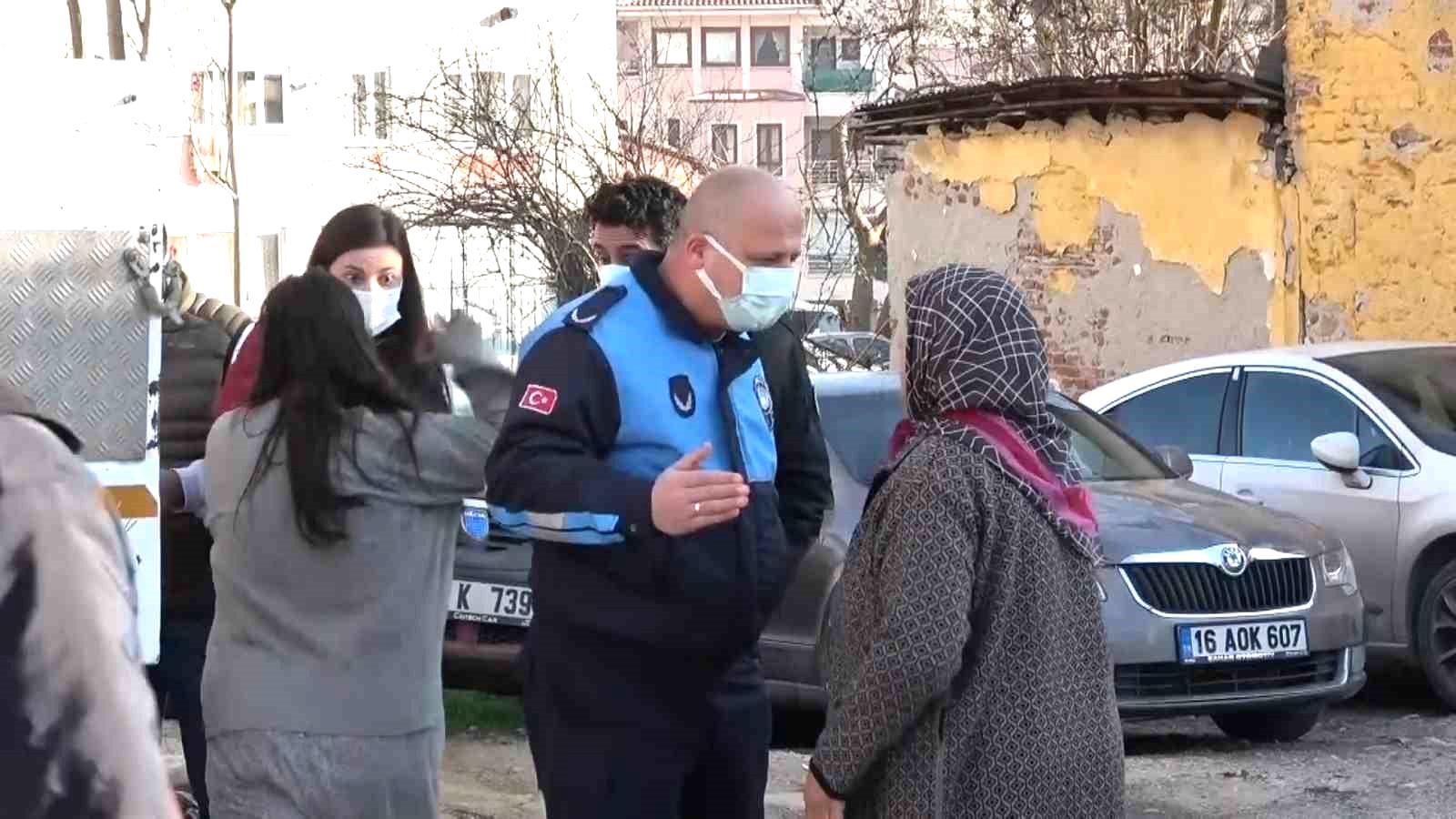 Çöp evi boşaltılan kadın sinir krizi geçirdi, kendisini sakinleştirmek isteyen polislere saldırdı