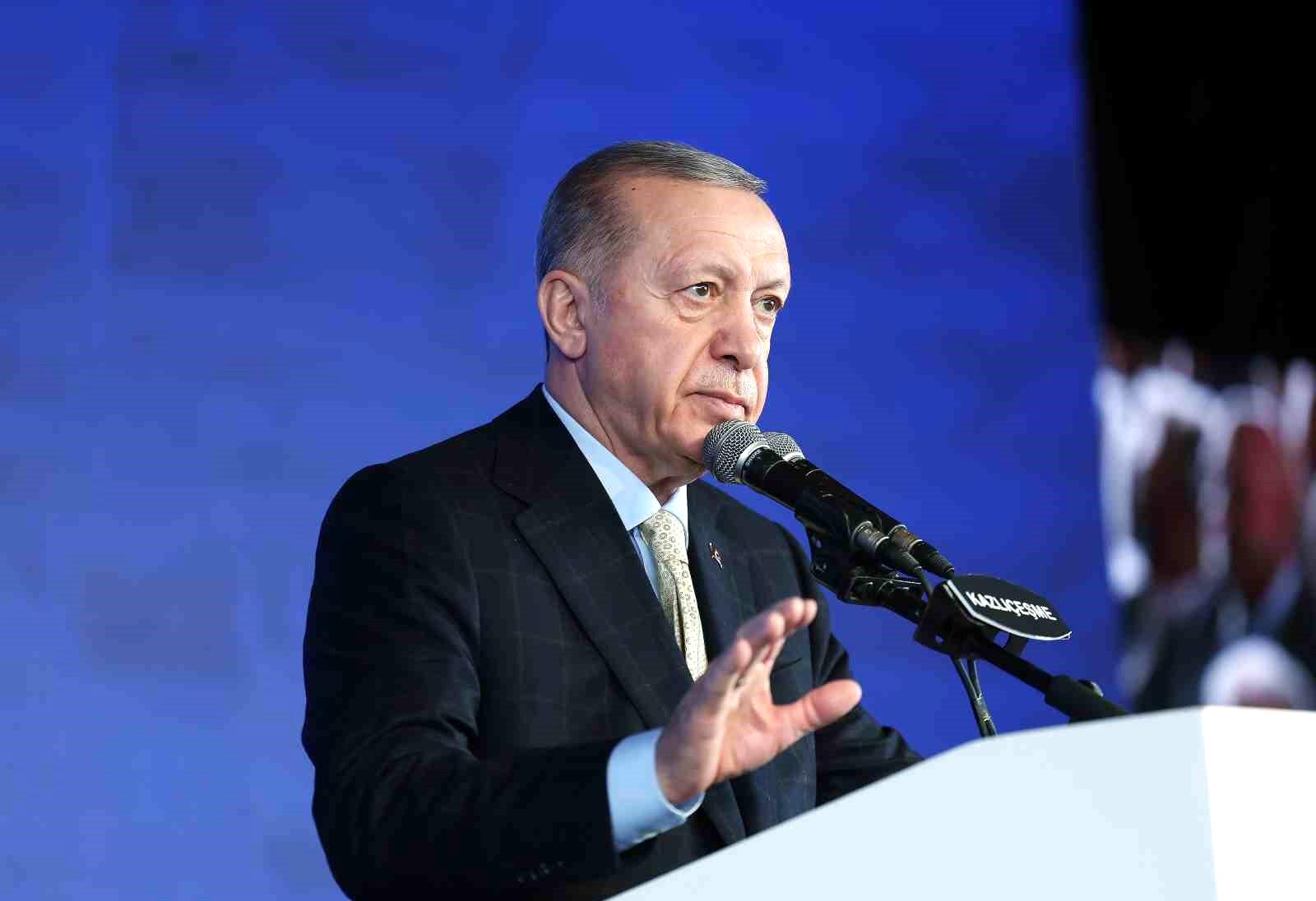 Cumhurbaşkanı Erdoğan, “İstanbul 5 yıldır yeniden çöp, çamur, çukur oldu. 31 Mart’ta milletimize yeniden hizmet etmek için hazırız. Diyoruz ki yeniden İstanbul, durmak yok yola devam” dedi.