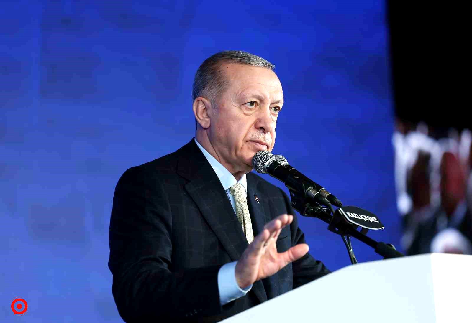 Cumhurbaşkanı Erdoğan, "İstanbul 5 yıldır yeniden çöp, çamur, çukur oldu. 31 Mart’ta milletimize yeniden hizmet etmek için hazırız. Diyoruz ki yeniden İstanbul, durmak yok yola devam" dedi.