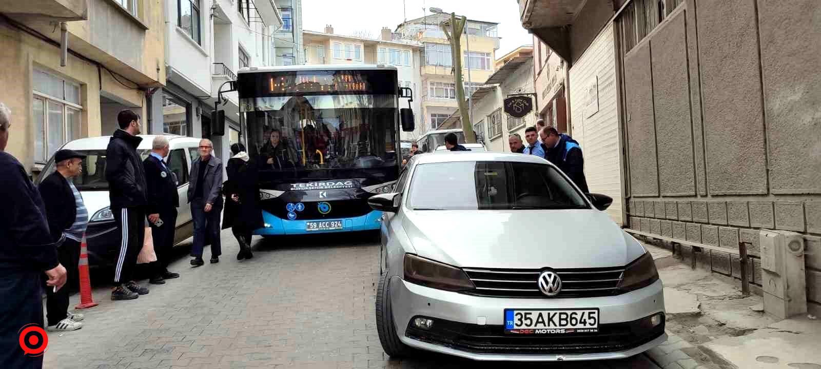 Dar sokakta hatalı park çilesi: Otobüsler kuyruk oluşturdu