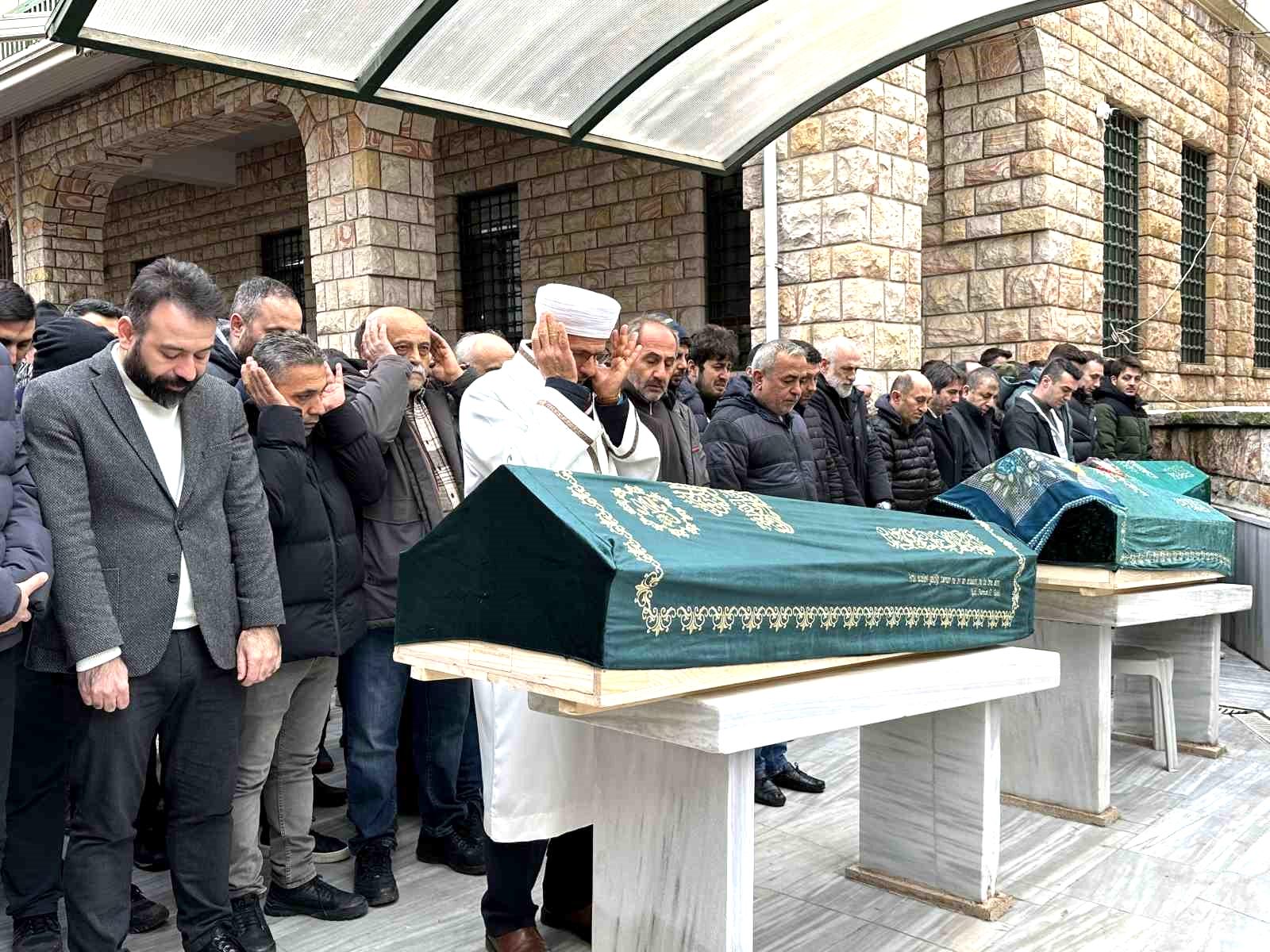 Düzce otomobil kazasında hayatını kaybeden aile İstanbul’da toprağa verildi