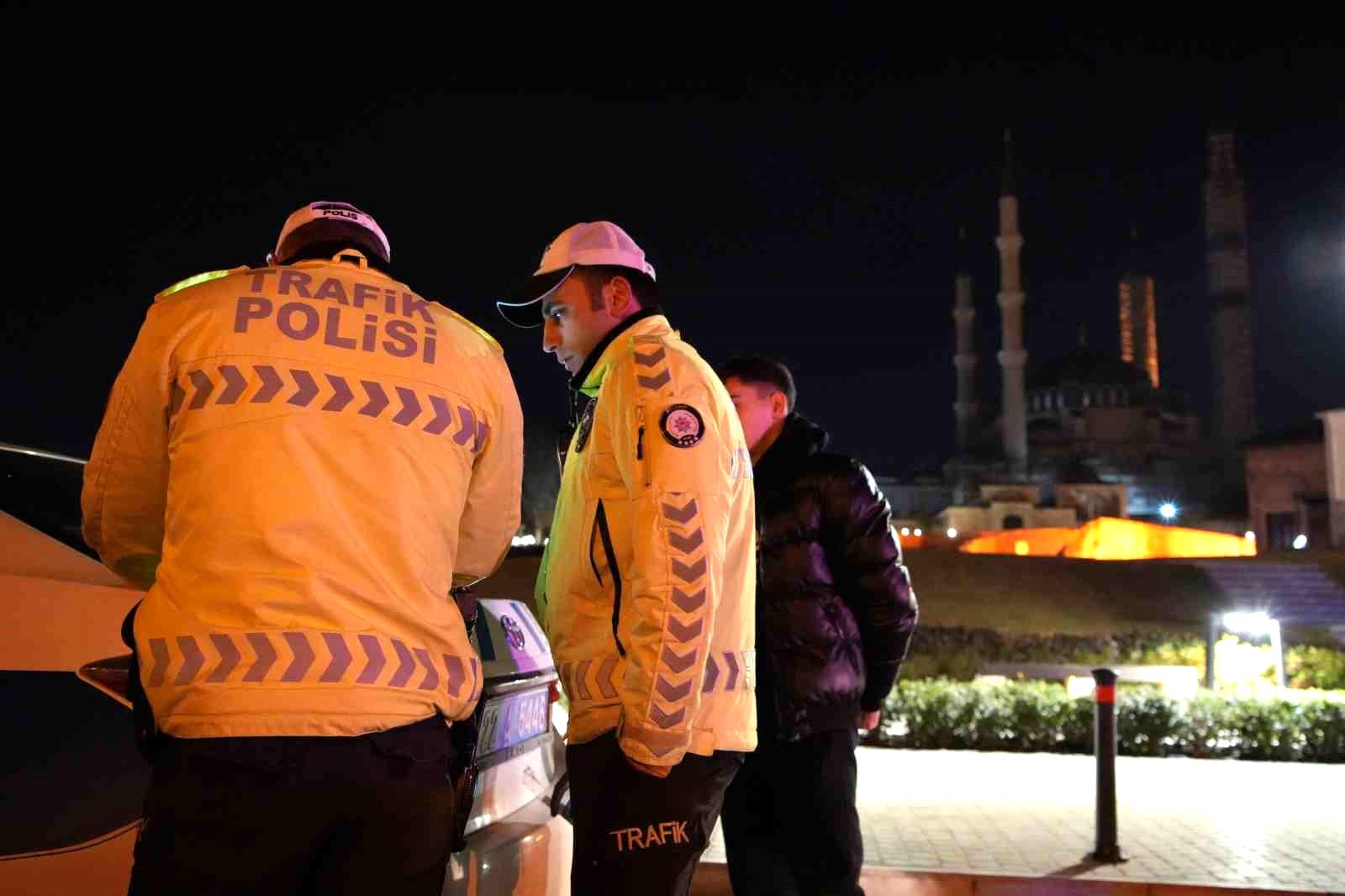 Edirne’de alkolü sürücülere ceza yağdı, cam filmlerini ise elleriyle söktüler