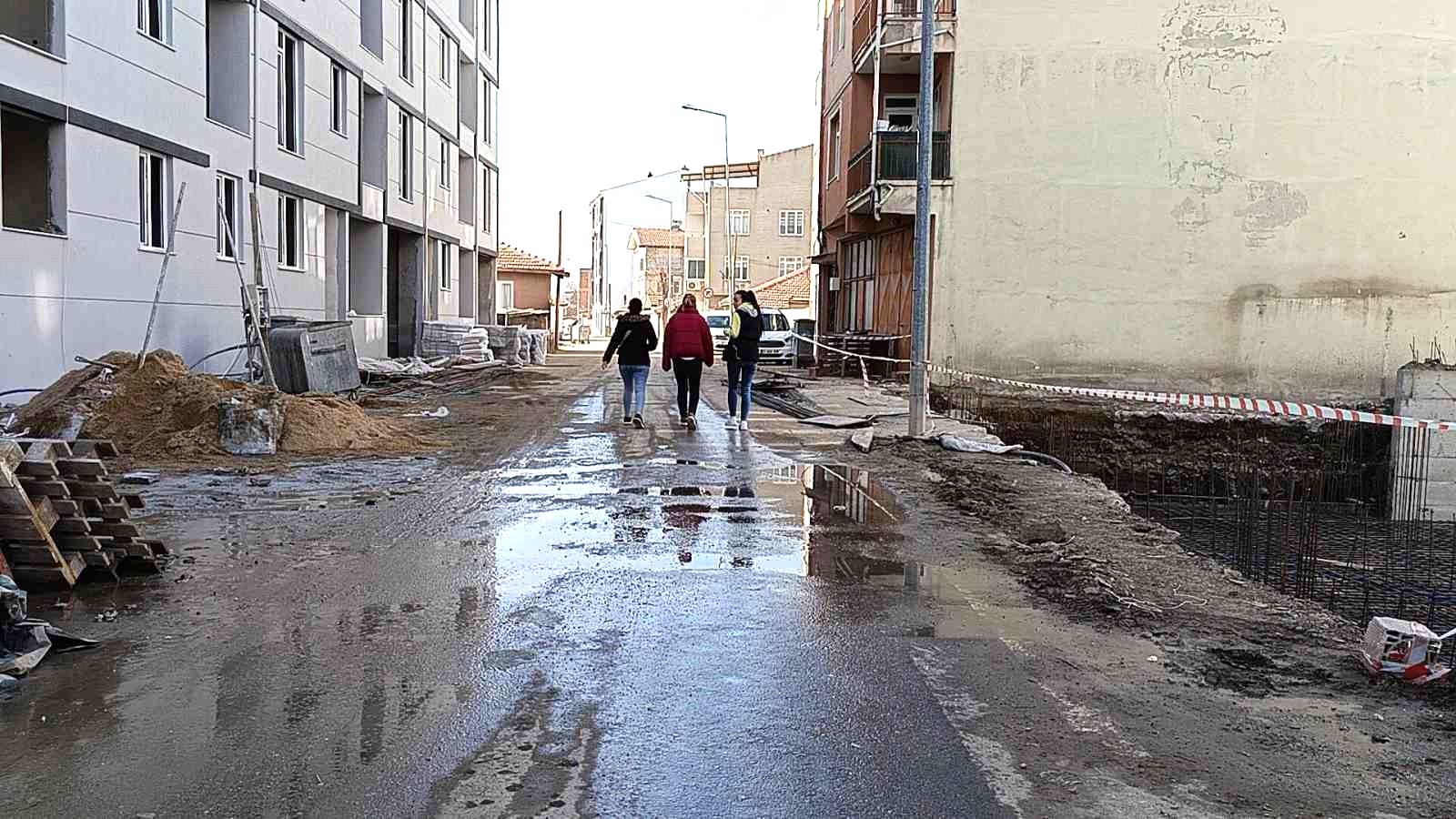 Edirne’de bozuk yollar ve su kesintileri vatandaşı canından bezdirdi