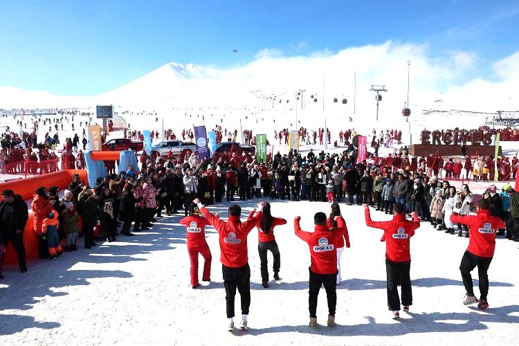 Erciyes Kış Festivali görsel şölen yaşattı