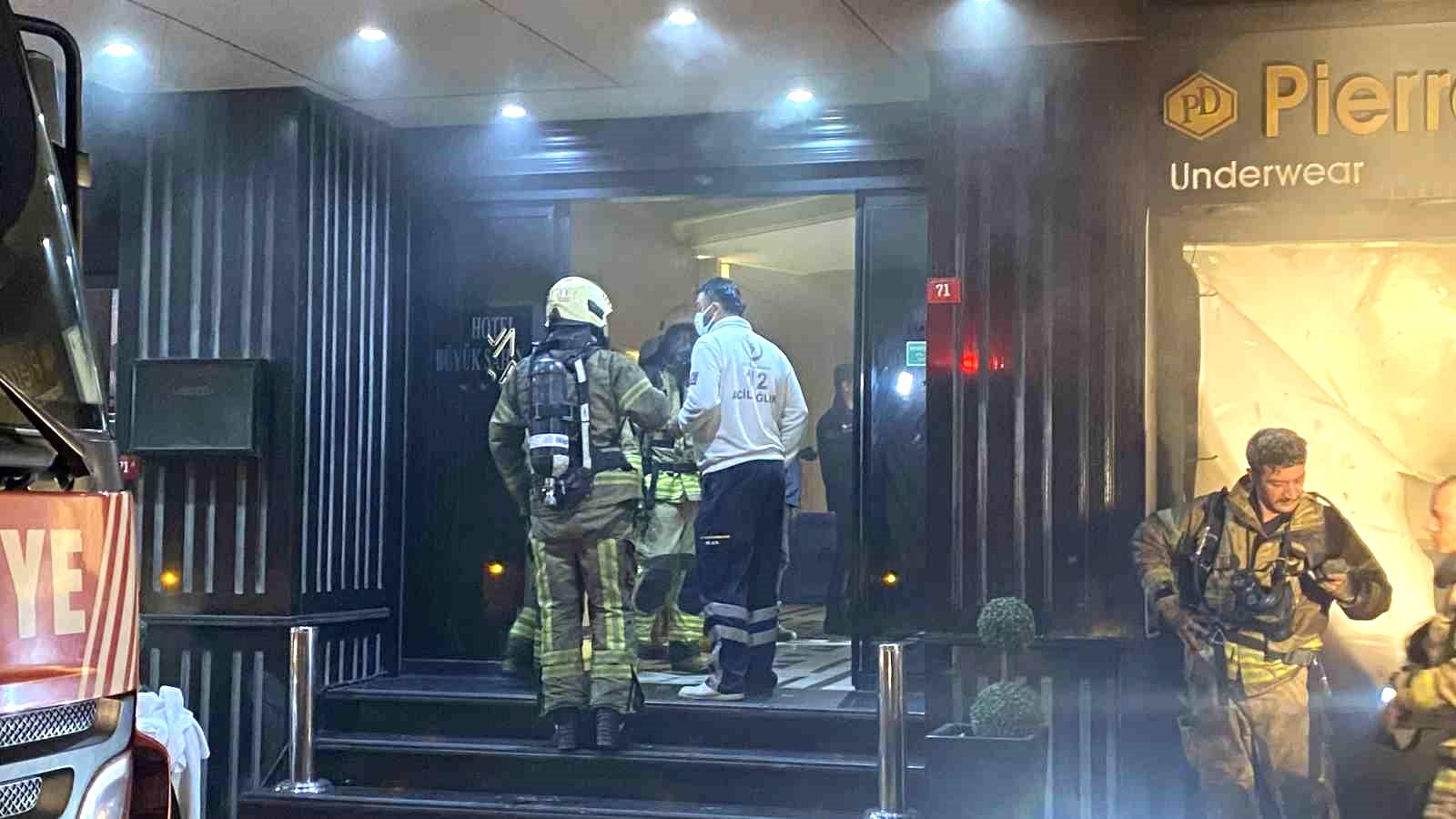 Fatih’te otelde yangın paniği: Çarşafları birbirine bağlayıp 3. kattan inmeye çalıştı