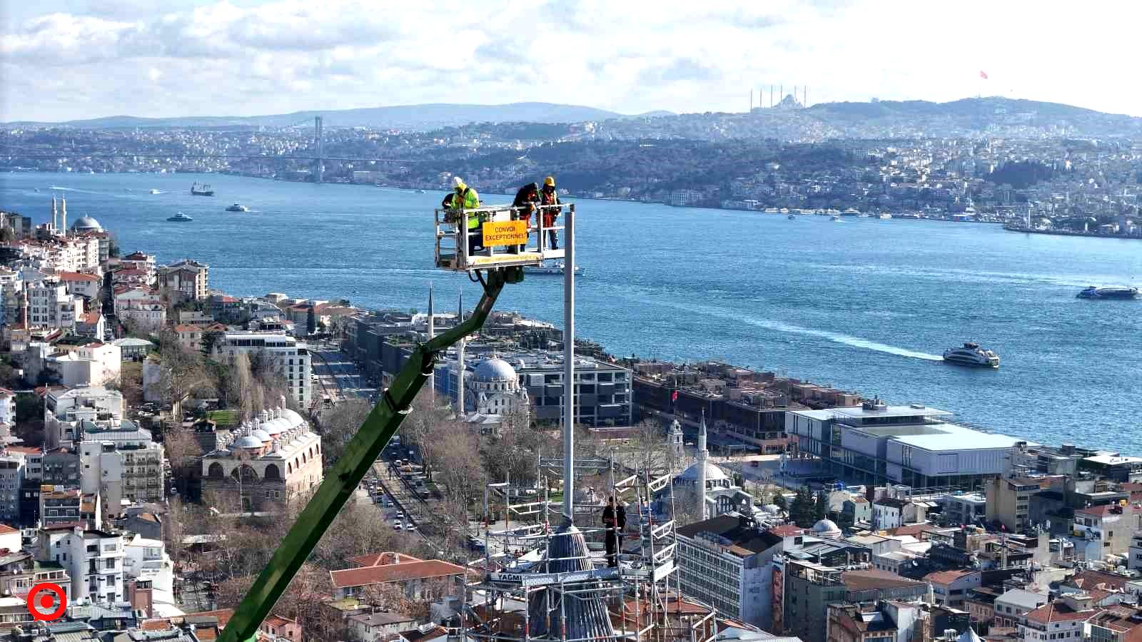 Galata Kulesi’nde nefes kesen restorasyon: 63 metre yükseklikte bulunan alem takıldı