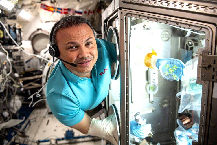 İlk astronotumuz Alper Gezeravcı