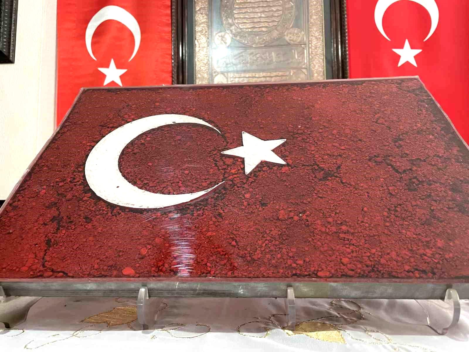 Hain darbe girişiminde şehit düşenlerin toprağı, bu tabloda Türk bayrağı olarak yıllarca korunacak