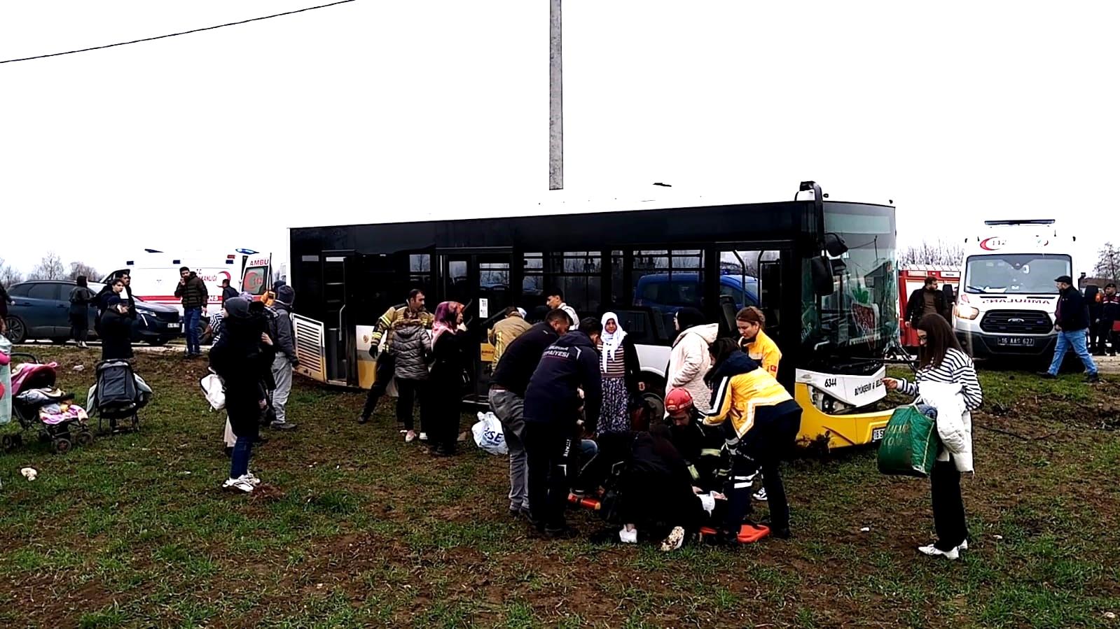 Halk otobüsü ile otomobil kafa kafaya çarpıştığı kaza anı kamerada