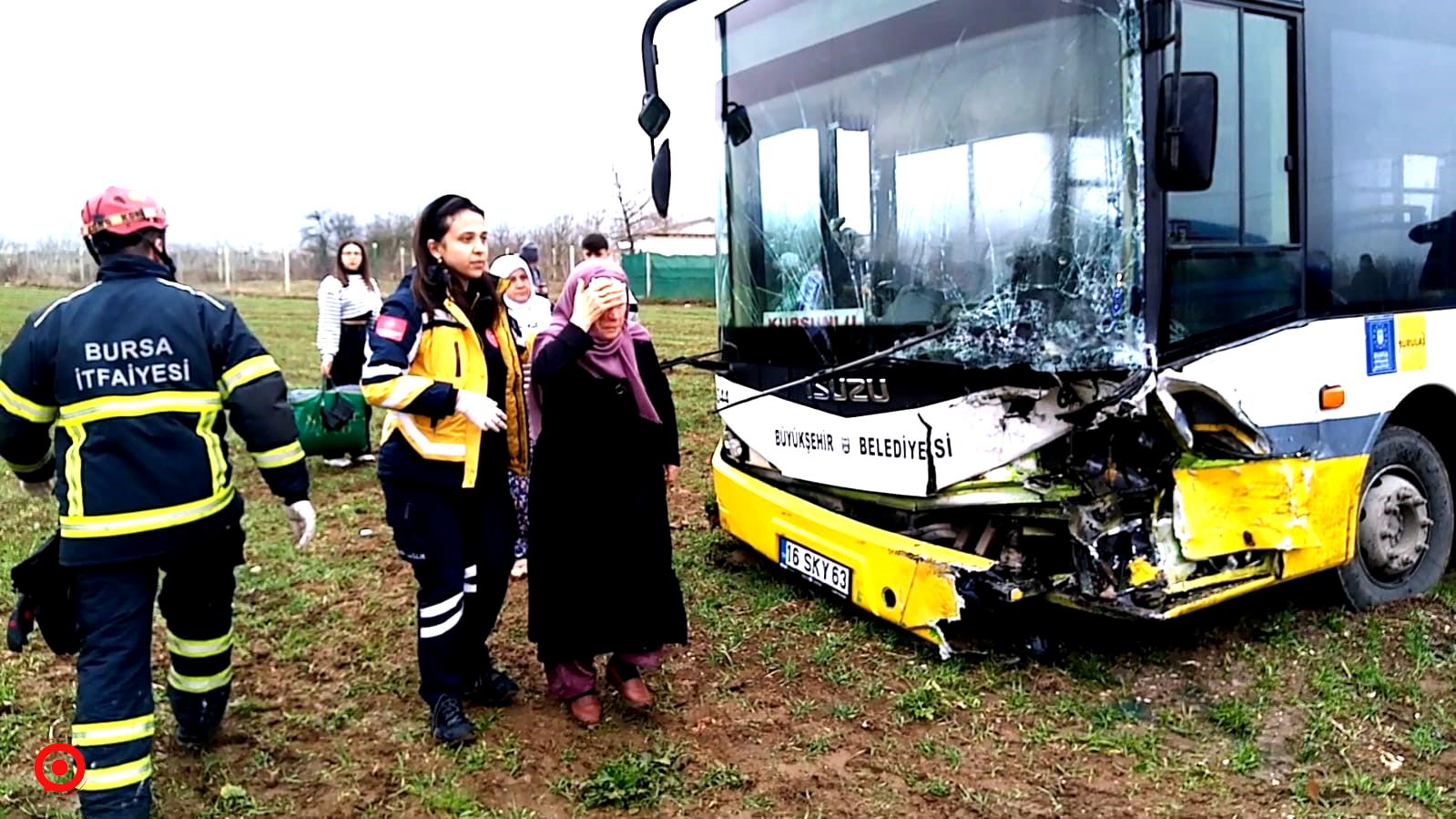 Halk otobüsüyle otomobil kafa kafaya çarpıştı: 8 yaralı