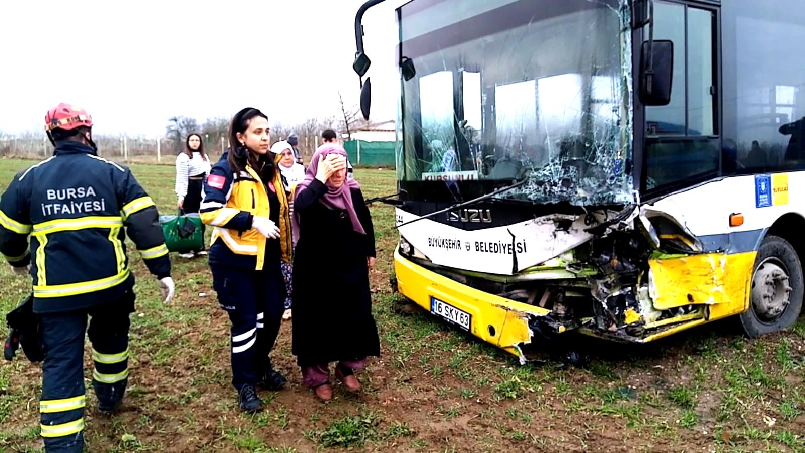 Halk otobüsüyle otomobil kafa kafaya çarpıştı: 8 yaralı