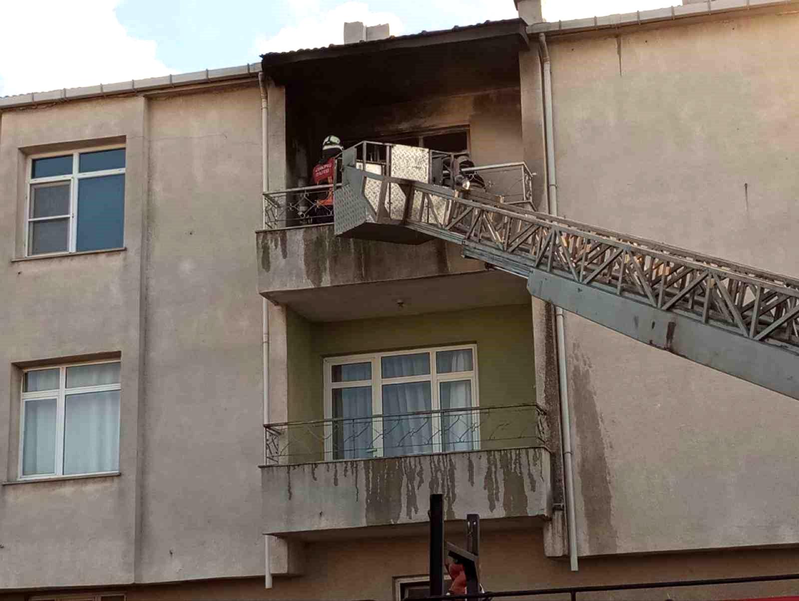 İki katlı evde çıkan yangın uzun uğraşlar sonucu kontrol altına alındı