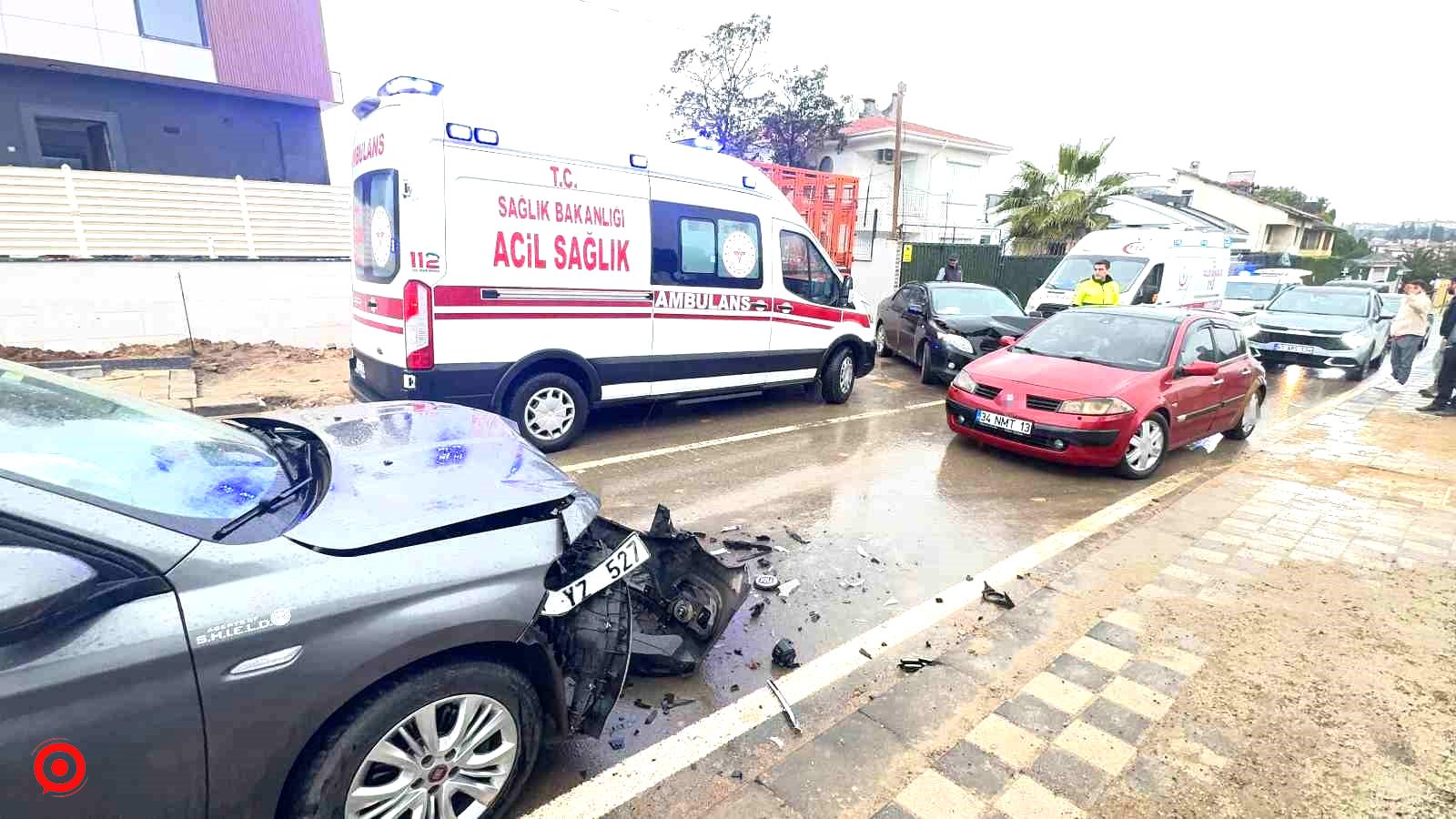 İki otomobil kafa kafaya çarpıştı: 1’i çocuk 4 yaralı