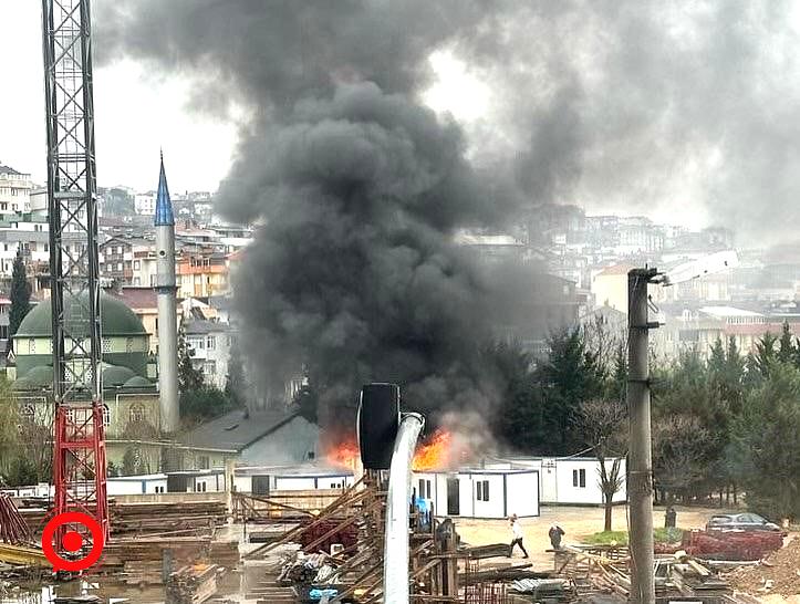 İşçilerin kaldığı konteyner alev alev yandı