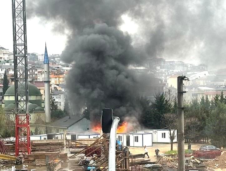 İşçilerin kaldığı konteyner alev alev yandı