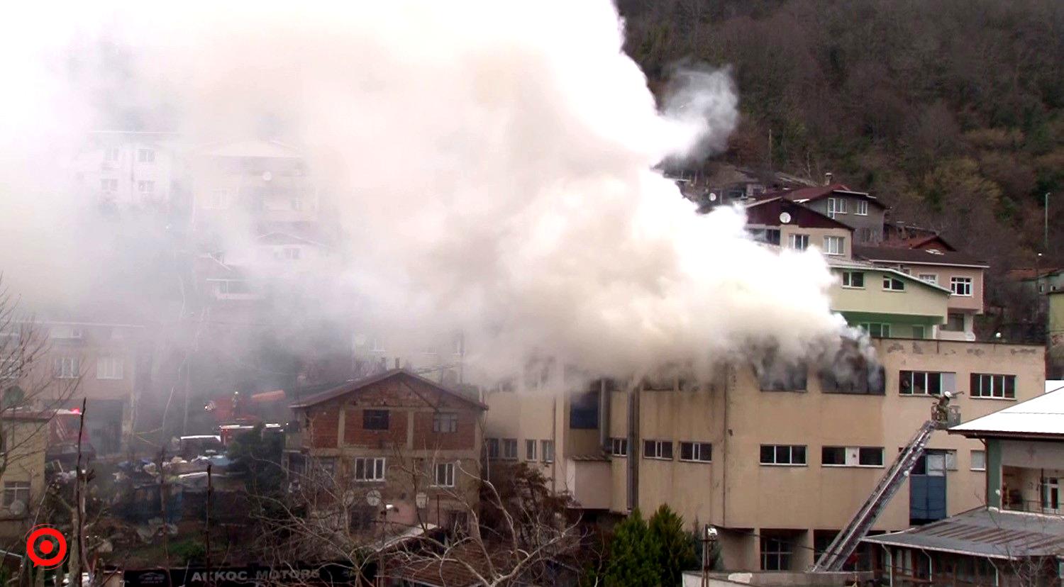 İstanbul Beykoz’da kibrit üretim atölyesinde yangın çıktı. İtfaiye ekiplerinin yangına müdahalesi sürüyor.