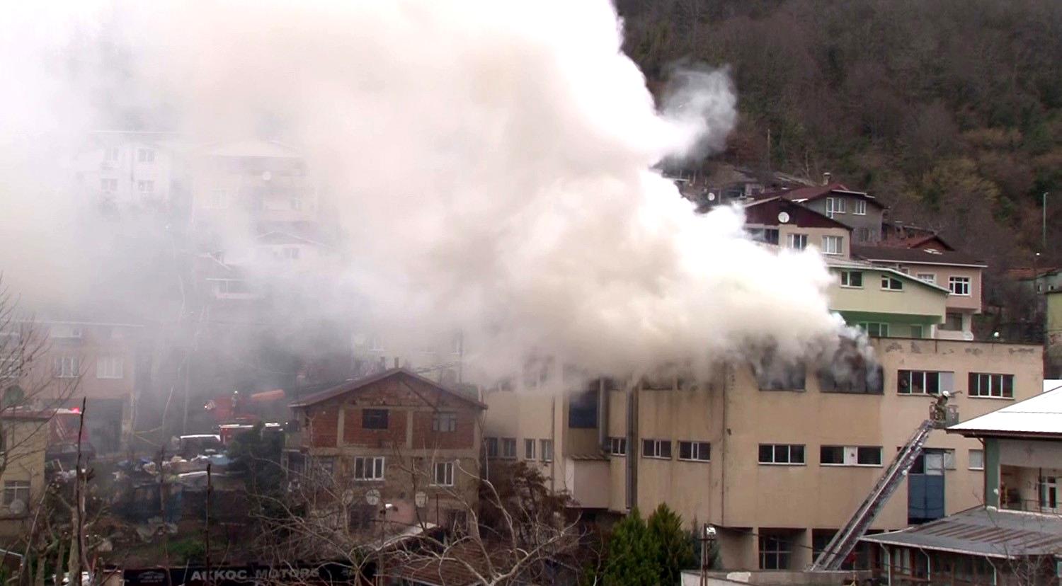 İstanbul Beykoz’da kibrit üretim atölyesinde yangın çıktı. İtfaiye ekiplerinin yangına müdahalesi sürüyor.