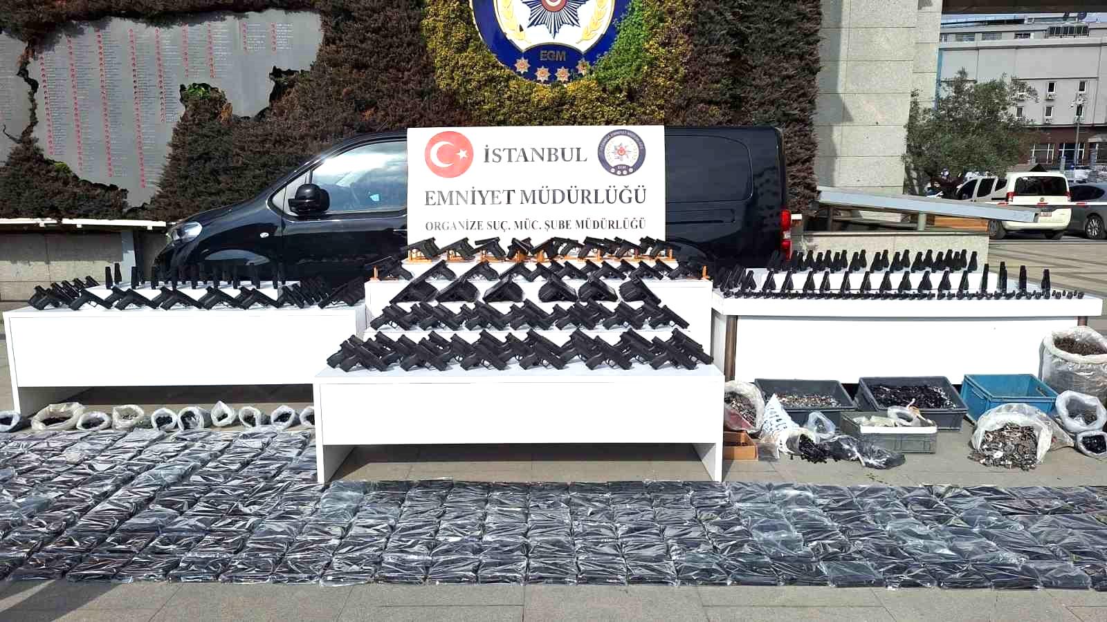 İstanbul’da silah kaçakçılarına yönelik operasyonlar: 432 tabanca ele geçirildi, 24 şüpheli gözaltına alındı