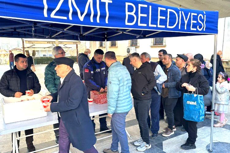 İzmit’te deprem felaketinde yaşamını yitirenler için helva dağıtıldı