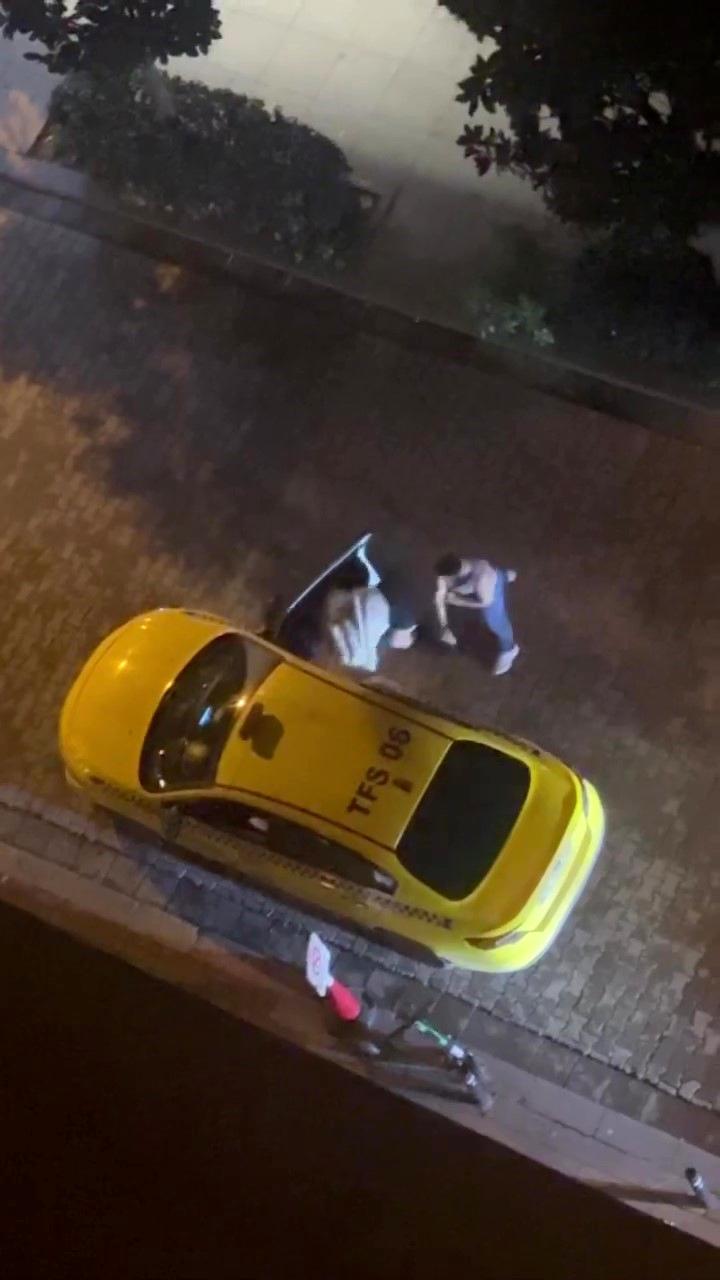 Kadıköy’de şahıs, kadını zorla taksiye bindirmeye çalıştı