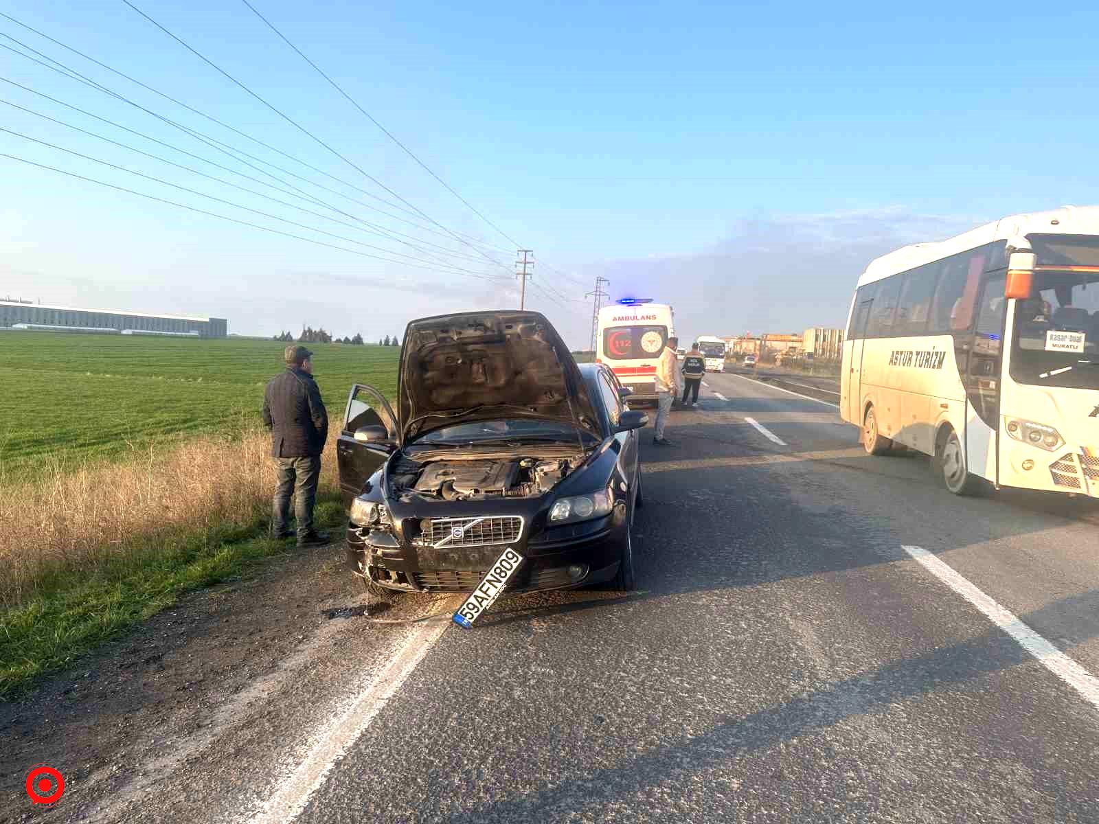 Kamyondan düşen malzeme kazaya neden oldu: 2 yaralı