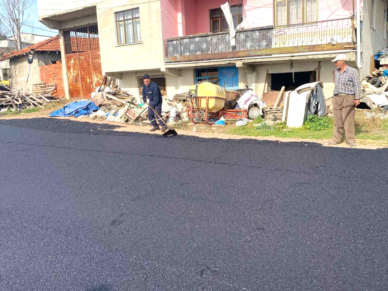 Karacabey’de mahalleler yeni asfalt ve parke taşlarıyla güzelleşiyor