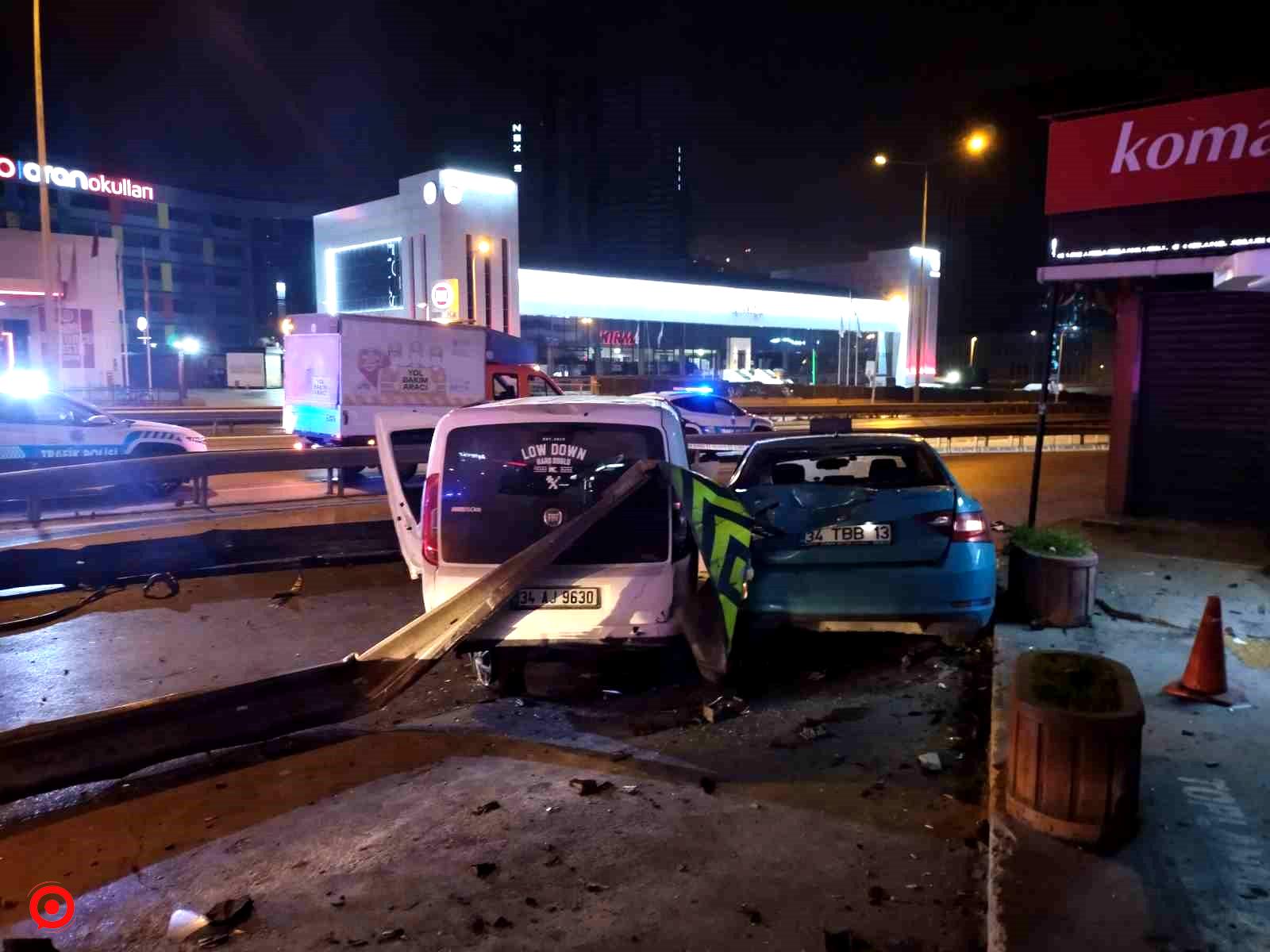 Kartal’da kontrolden çıkan araç bariyerlere ve park halindeki taksiye çarptı: 4 yaralı