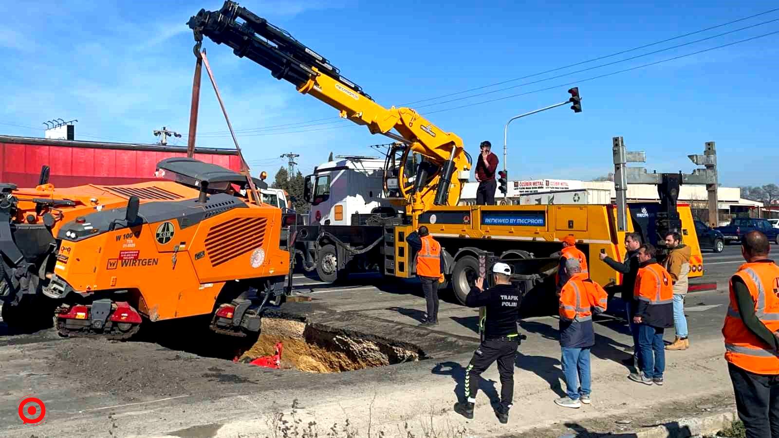 KGM’nin iş makinesi düzeltmeye çalıştığı çukuru obruğa çevirdi