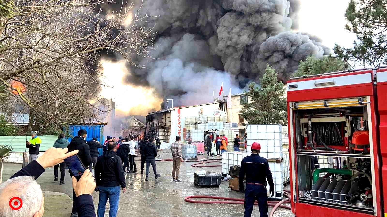 Kocaeli’de fabrikada çıkan yangını söndürme çalışmaları devam ediyor