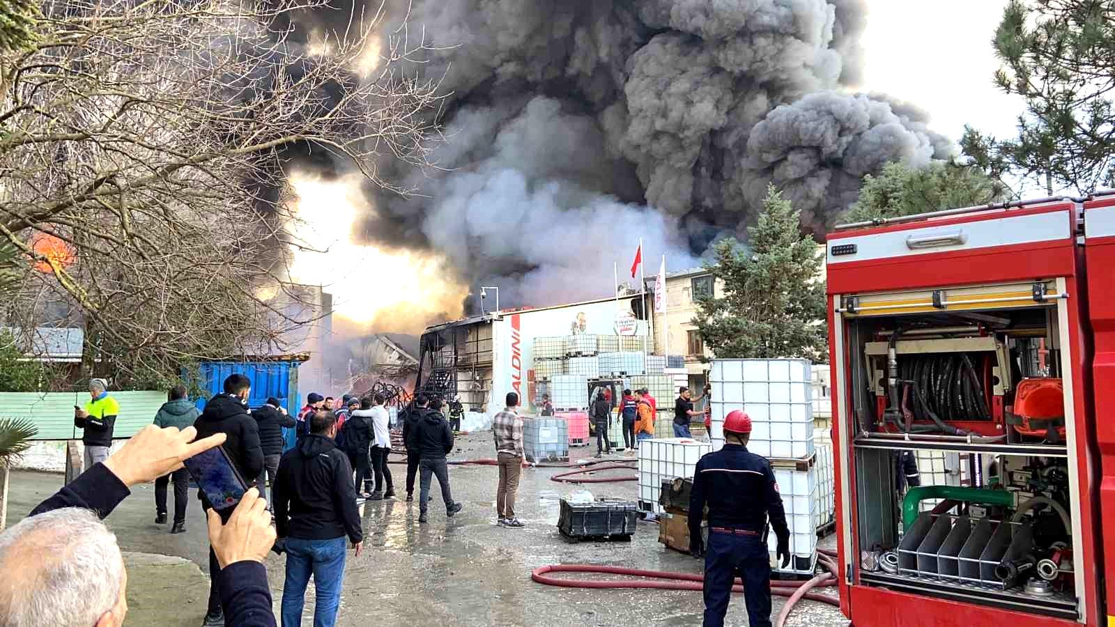 Kocaeli’de fabrikada çıkan yangını söndürme çalışmaları devam ediyor