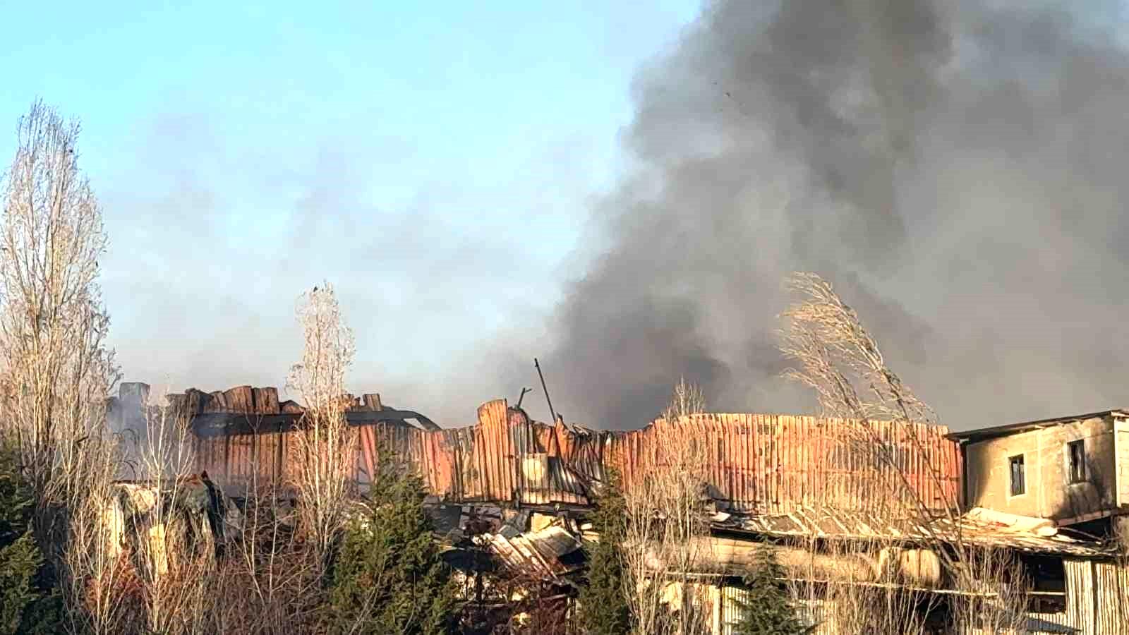 Kocaeli’deki fabrika yangını 5 saatte söndürüldü