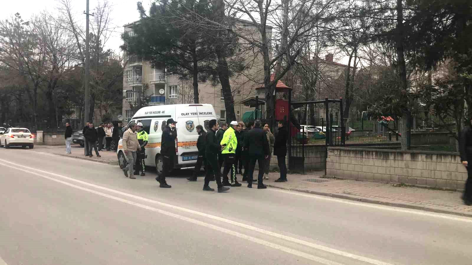 Komiser, eski eşini tabancayla vurarak öldürdü