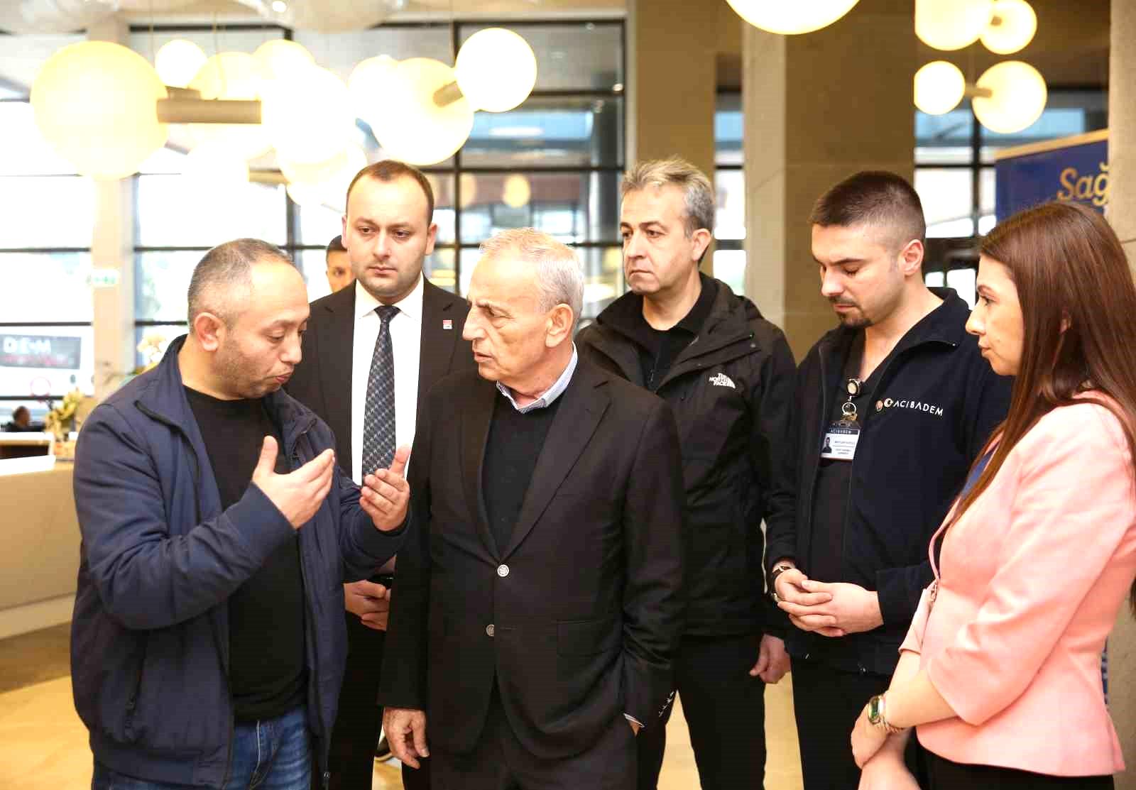 Küçükçekmece Belediye Başkanı Kemal Çebi, silahlı saldırıda yaralanan Ebru Güneş’i hastanede ziyaret etti