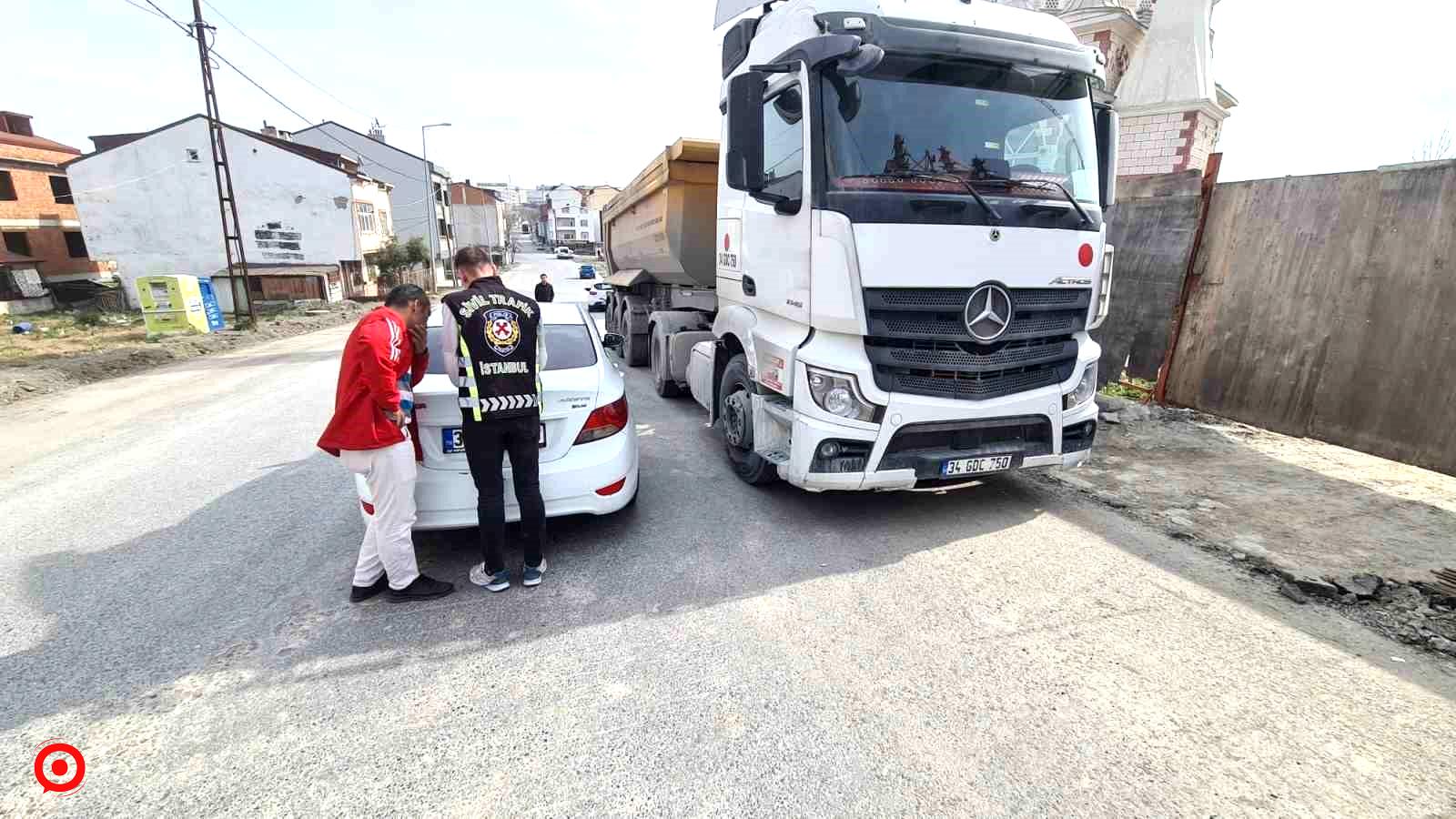 Makas atarak seyreden hafriyat kamyonu sürücüsüne ceza yağdı