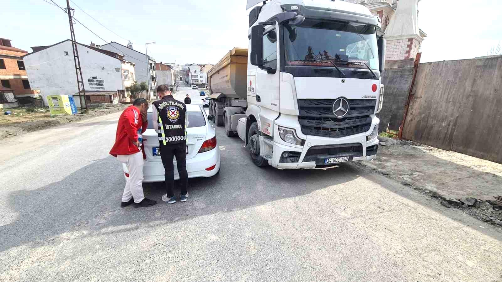 Makas atarak seyreden hafriyat kamyonu sürücüsüne ceza yağdı