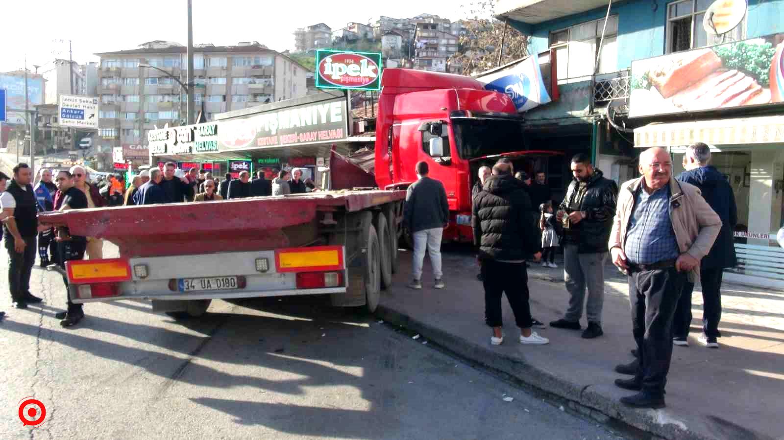 Makaslayan tır çay ocağına daldı: 4 yaralı