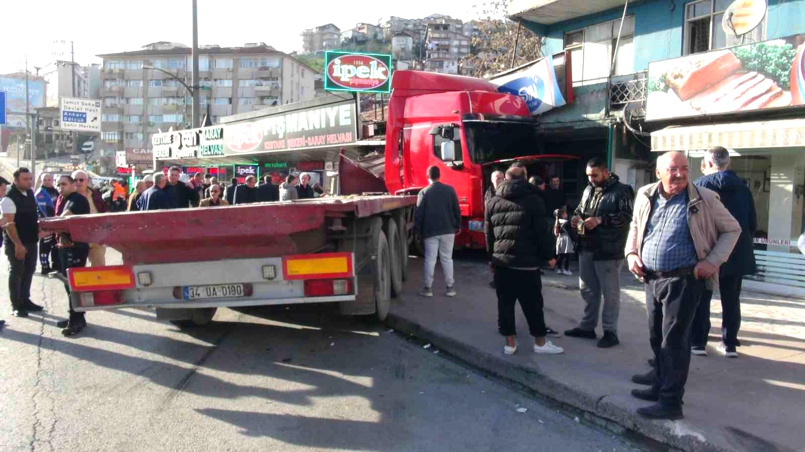 Makaslayan tır çay ocağına daldı: 4 yaralı