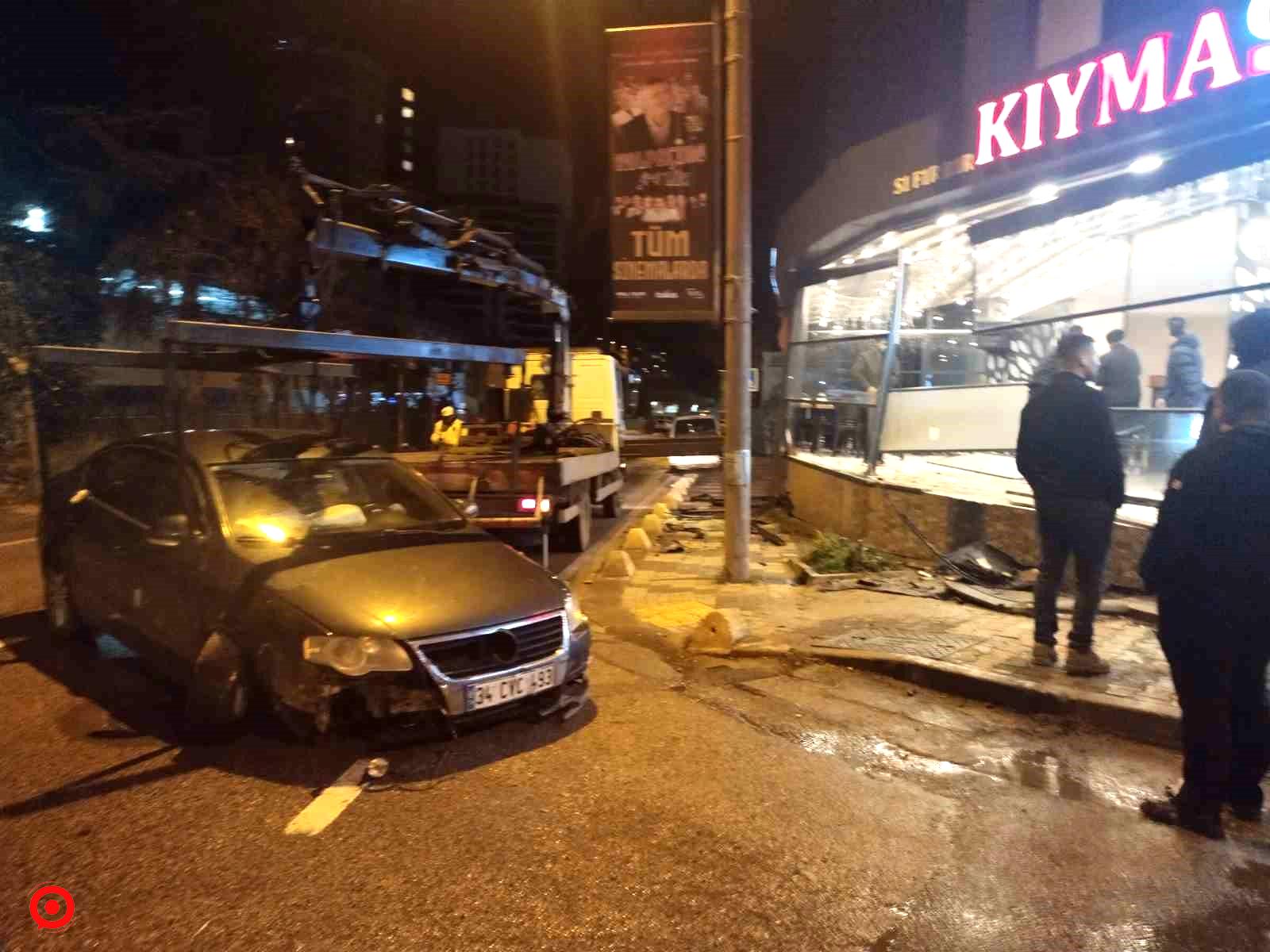 Maltepe’de kontrolden çıkan araç restorana girdi: 1 yaralı