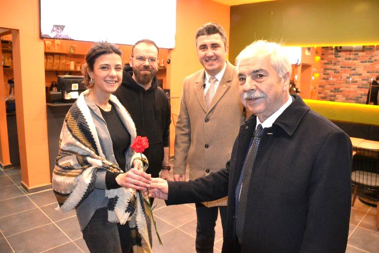 Mehmet Özcan Sevgililer Günü’nde gençleri unutmadı