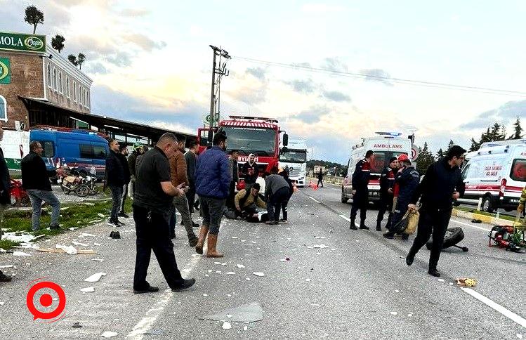 Mermer yüklü tır, işçi servisi ile çarpıştı: 9 yaralı