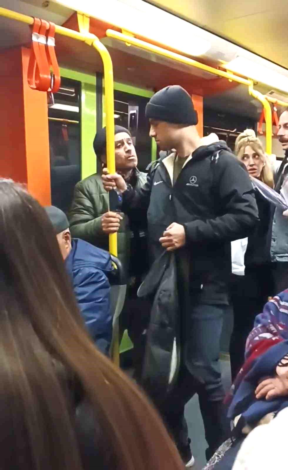 Metroda müzik çalarak para toplayan gençler ile vatandaşlar arasında tartışma çıktı